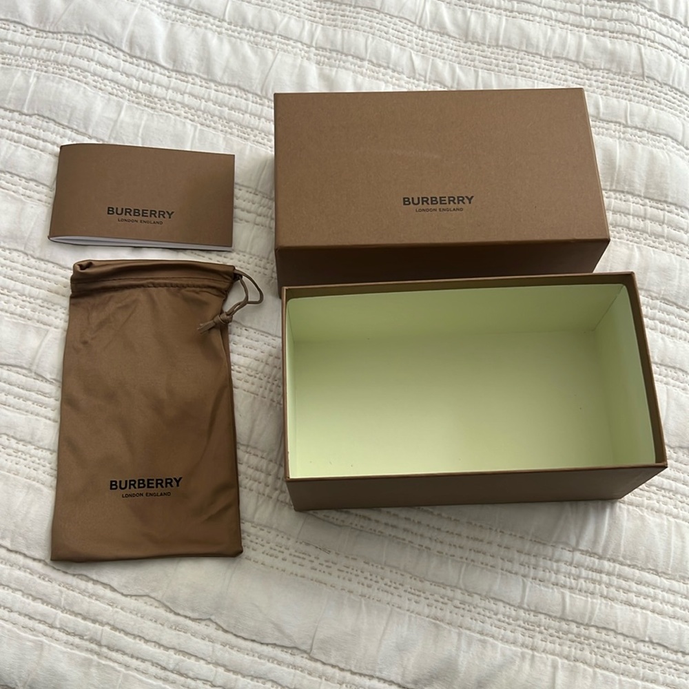 Burberry sun glass box, sunglass pouch